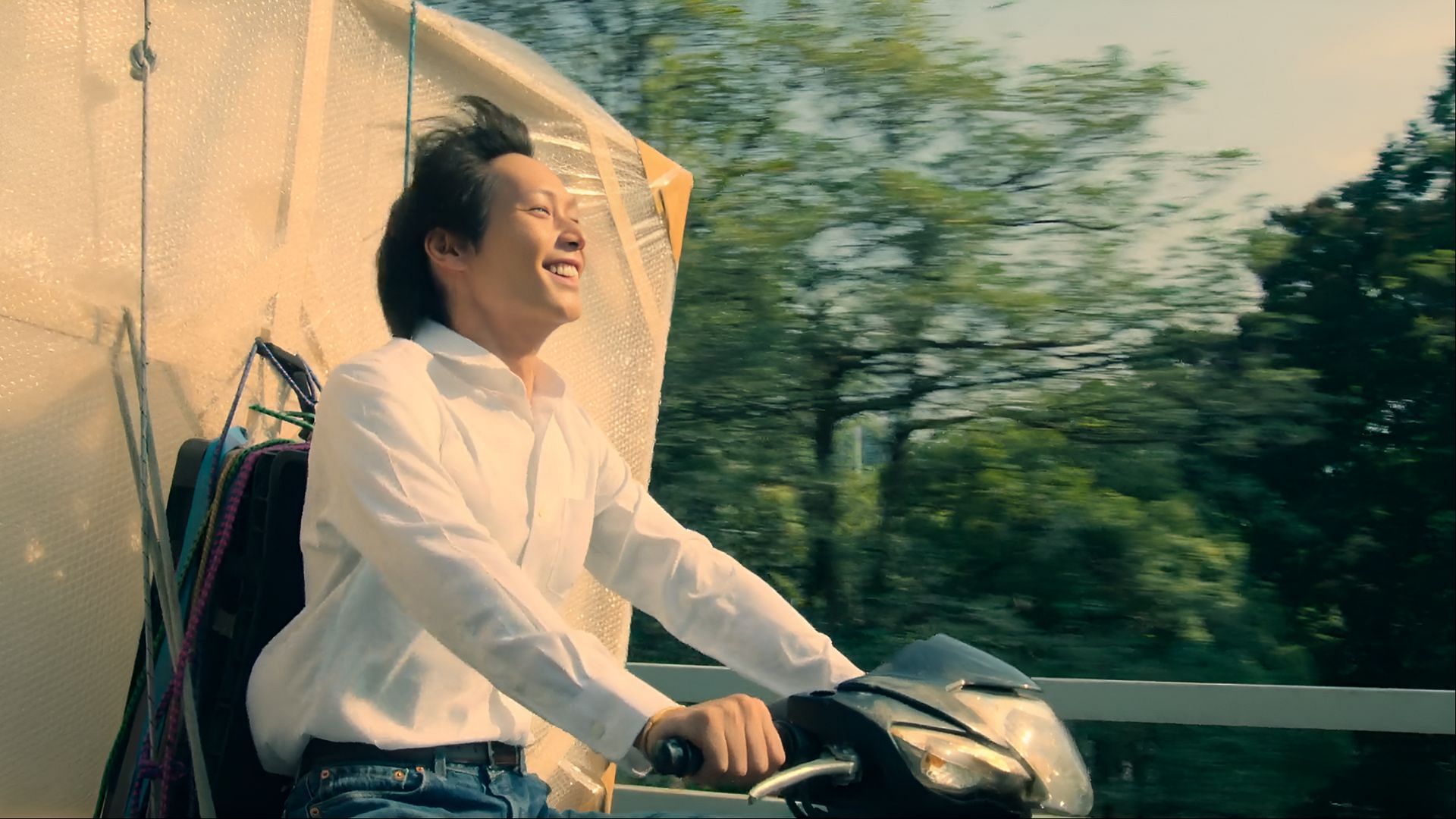 Wind in his face and hope in his heart, Santi races to the airport, risking everything to complete the final delivery on time. (Image via Netflix)